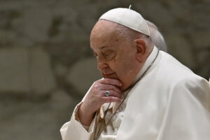 Papa Francisc se simte mai bine. Va rămâne totuși în spital, deși este internat de peste o lună