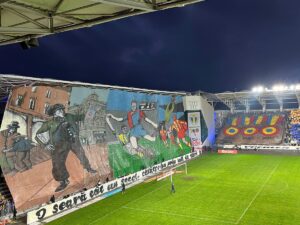 Galeria Petrolului își confecționează scenografii în bazinul Vega, închis de trei ani, cu tavanul în pericol de prăbușire! + Alt dezastru la clubul Primăriei din Ploiești: patinoarul abandonat