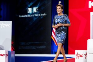 Războiul împotriva presei, faza pe contractele cu statul: SUA închid robinetul pentru cele mai mari 3 agenții din lume. Consiliera lui Trump: „Trebuie să producem noi înșine informațiile”