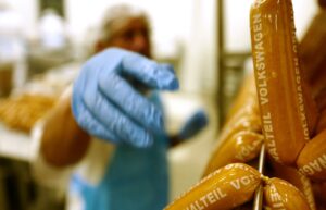 Motivul datorită căruia cârnații produși de Volkswagen au atins „un nou record de vânzări”