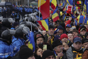 Bărbatul aflat sub control judiciar și prins cu o armă albă la protestul AUR, arestat preventiv