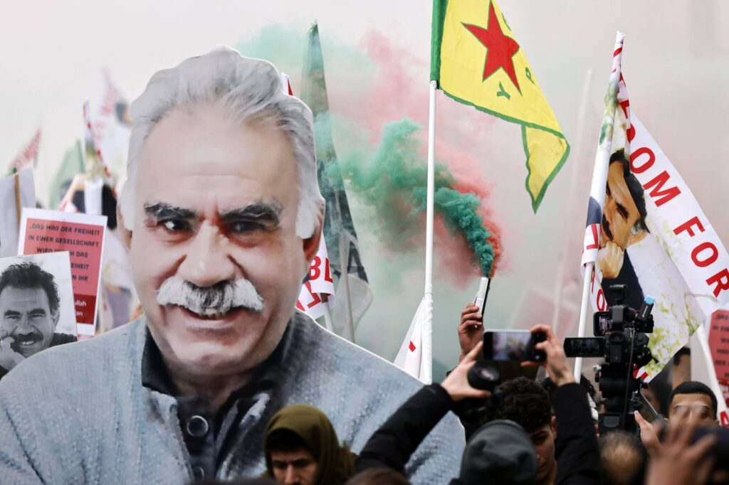 „PKK trebuie dizolvat”. Abdullah Ocalan, liderul separatiştilor kurzi din Turcia, face apel la depunerea armelor după 40 de ani de conflict