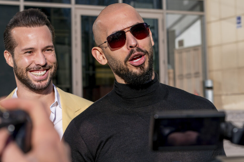 Fraţii Tate au ajuns în Florida, la bordul avionului privat cu care au plecat după ce DIICOT le-a ridicat interdicția de a părăsi România