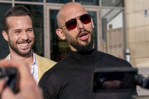 Fraţii Tate au ajuns în Florida, la bordul avionului privat cu care au plecat după ce DIICOT le-a ridicat interdicția de a părăsi România