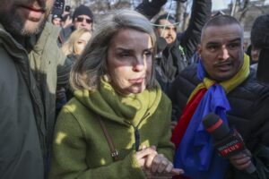 Cristela Georgescu, soția lui Călin Georgescu, a venit cu bodyguarzii la Parchet: „E totul o mascaradă, trebuie să avem acest spectacol al cătușelor”