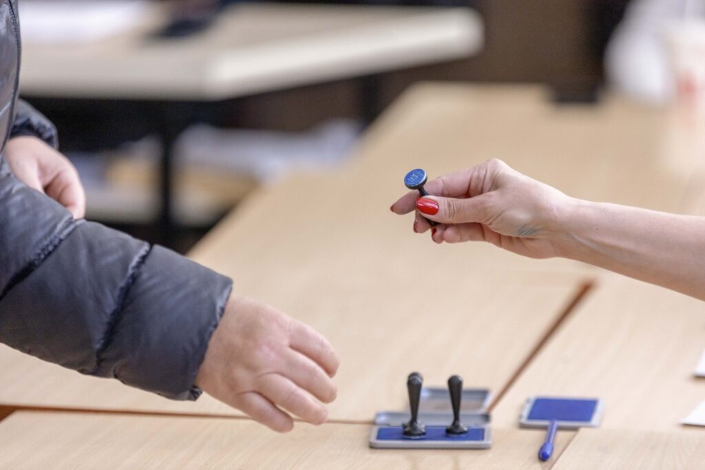 Proiectul de OUG privind organizarea şi desfăşurarea alegerilor prezidenţiale, amânat în mod neașteptat