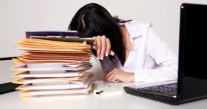 Doar 1 din 3 români ar recomanda jobul lor altor persoane. Cât de fericiți suntem la muncă