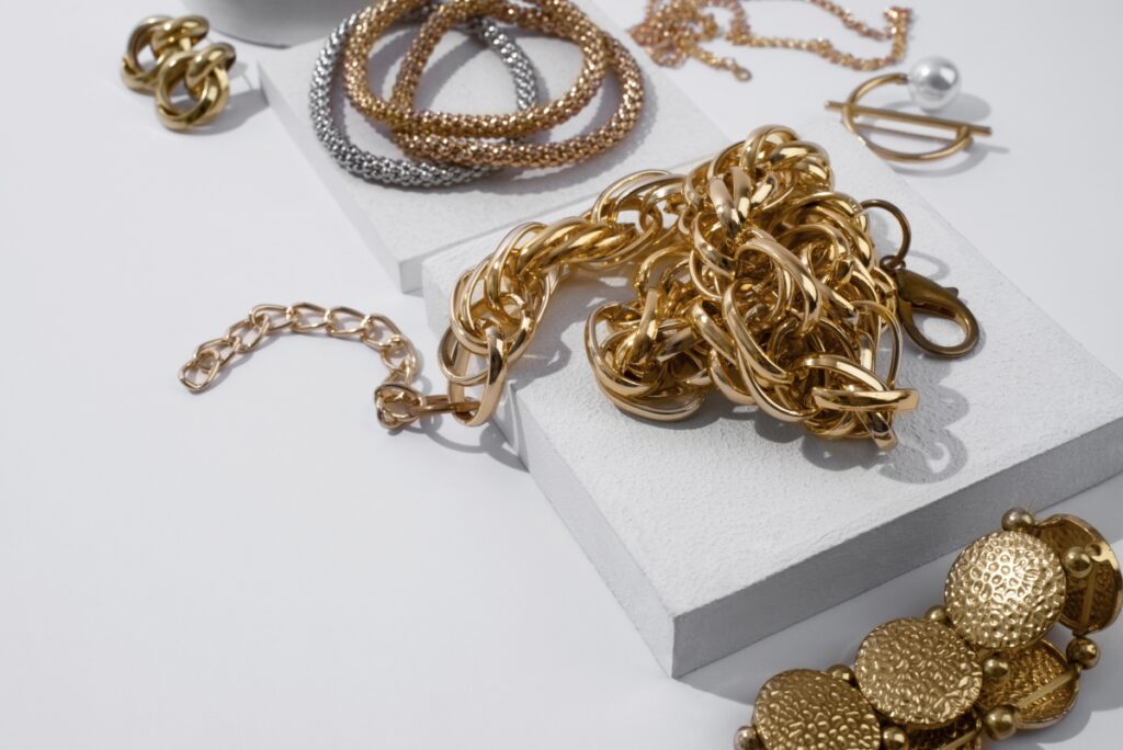 Industria bijuteriilor în România, paradox: producție modestă, apetit uriaș. Cât investesc anual românii în accesorii de lux