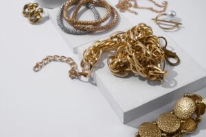 Industria bijuteriilor în România, paradox: producție modestă, apetit uriaș. Cât investesc anual românii în accesorii de lux