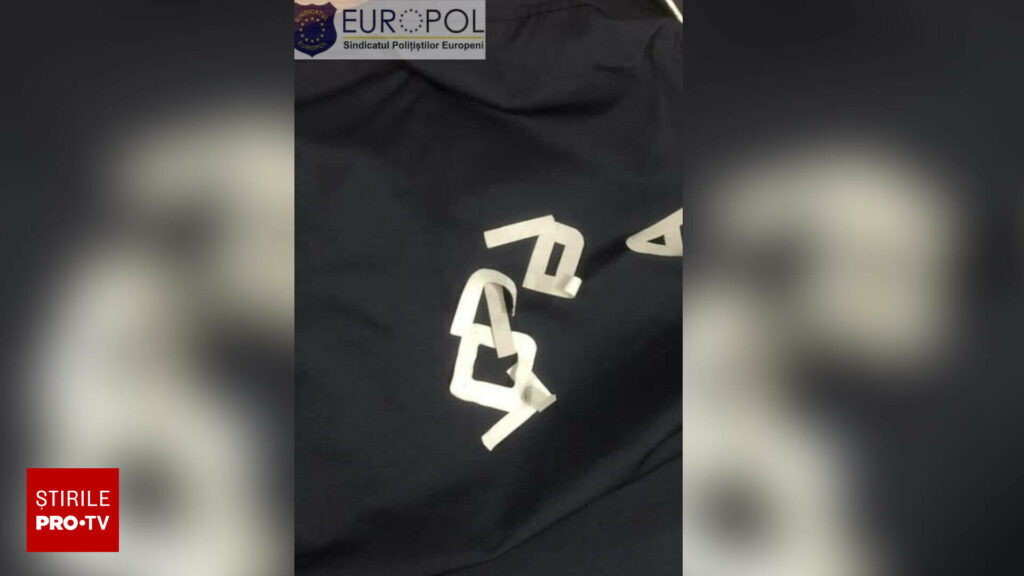 Polițiștii critică uniformele care nu respectă nici „standardele hainelor contrafăcute”. Europol: Au costat 7.500 de lei