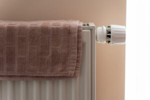 Adevărul despre uscarea hainelor pe calorifer și legătura cu facturile umflate la încălzire
