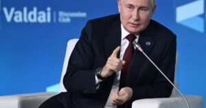 Putin îl laudă pe Trump, numindu-l „maestru”: „Va aduce ordine, toți vor fi la picioarele stăpânului”. Ce interese meschine are liderul de la Kremlin