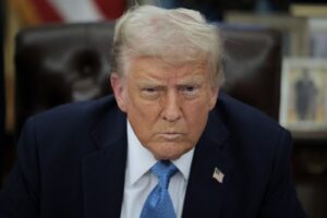 Începe era războaielor comerciale: Trump taxează cu 25% importurile din Canada, Mexic și China. Trudeau anunță și el tarife similare