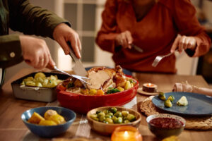 Ce se întâmplă în corpul tău dacă mănânci după ora 17:00