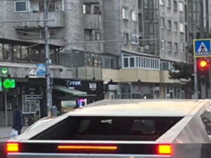 Mașina cu design nemaivăzut, interzisă în Europa, văzută pe străzile din România: ”Asta e garsoniera aia de 11 mp”