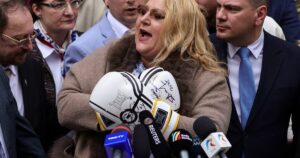 Șoșoacă îl desființează pe Simion: „Mai multe șanse am eu să fiu 90-60-90, decât să ajungă el președinte”