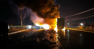 Tragedie pe DN7, în județul Arad. Doi șoferi au murit, după ce autocamioanele lor s-au ciocnit