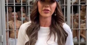 Un oficial al administraţiei Trump le transmite migranţilor un mesaj dur dintr-o mega închisoare din El Salvador