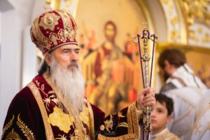 VIDEO Despre asta nu scrie presa: ÎPS Teodosie a botezat doi copii dați în îngrijirea statului