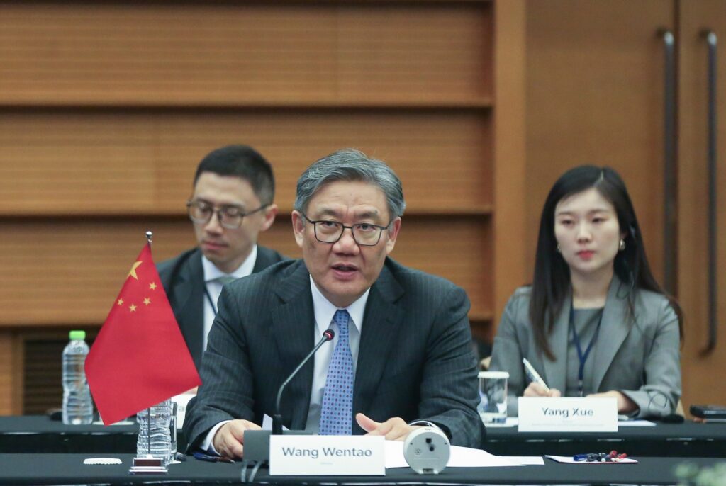 China sugerează că s-a înțeles cu Japonia și Coreea de Sud să răspundă împreună taxelor vamale decise de Trump. Reacție imediată de la Tokyo