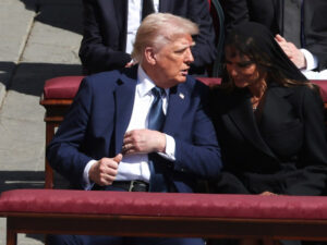 Donald Trump nu s-a ferit de cuvinte: ”Sunt proști?”. La câteva ore distanță, a oferit ”fotografia anului”, la Vatican