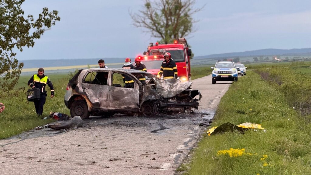 VIDEO Clipe de coșmar: Un bărbat a murit pe loc după ce a rămas blocat în mașina care i-a fost cuprinsă de flăcări