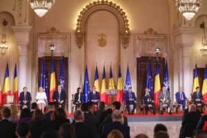 Opinia pariorilor, după cele trei dezbateri: Platforma care a prezis victoria lui Trump dă o cursă foarte strânsă în România