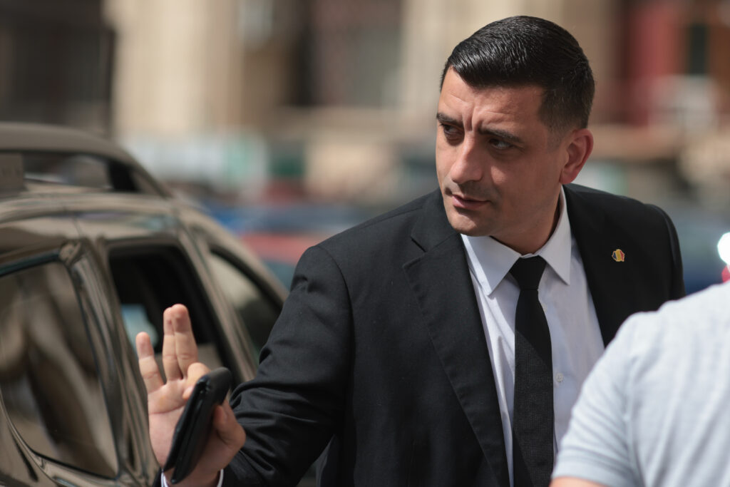 VIDEO George Simion, într-un cimitir din Craiova: „Hai, de data asta, să voteze mai mulți vii decât morți”