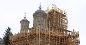 Bijuteriile spirituale ale Argeșului, în restaurare: Mănăstirea Curtea de Argeș și Biserica Domnească primesc o nouă viață