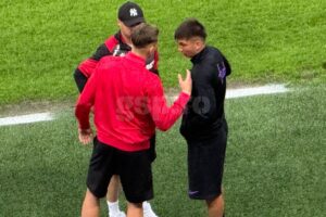 E un semn? Ce făcea Alexandru Musi cu fotbaliștii lui Dinamo, înaintea derby-ului cu FCSB