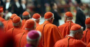 Alegerea unui nou papă este și o bătălie pentru păstrarea bazei de putere a Bisericii la Roma