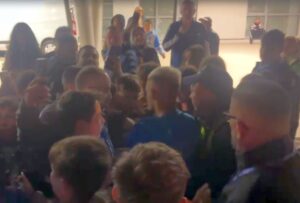 Imaginile serii de la Craiova » Alexandru Mitriță, fugărit de copii prin parcare