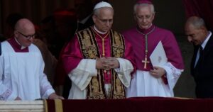 Papa Leon al XIV-lea apare pentru prima dată în fața credincioșilor din întreaga lume. Va rosti tradiționala rugăciune de la balconul Bazilicii Sfântul Petru