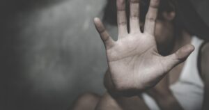 Daune morale record în valoare de 100.000 de euro pentru două fete abuzate de tatăl vitreg. Mama, condamnată și obligată și ea la plată