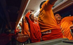 Imagini extraordinare surprinse de GSP în autocarul CFR-ului: „S-audă Europa, CFR-ul a luat Cupa!”, Camora și jucătorii cântă și dansează, Louis Munteanu cu look a la Lamine Yamal