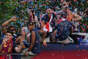Barcelona a sărbătorit în stil mare titlul din LaLiga » 700.000 de oameni pe străzi, Lamine Yamal show și în autocar