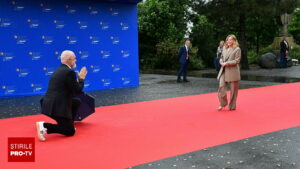 Premierul Albaniei a îngenuncheat în faţa Giorgiei Meloni şi i-a spus lui Macron „Majestatea Voastră”, la summitul CPE