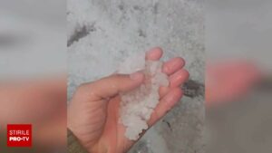 Grindina a lovit puternic în vestul țării. Curțile oamenilor s-au umplut cu gheață