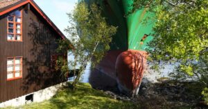 Un norvegian s-a trezit cu un vapor imens la câțiva metri de casă. Care a fost reacția lui