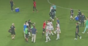 Gest incredibil al lui Andrei Rațiu: și-a lovit cu capul un coleg, după meciul care a dus Rayo în cupele europene