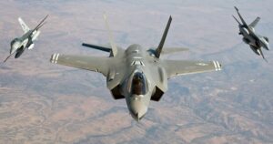 SUA și Europa investesc masiv în apărare, dar lumea nu mai luptă cu tancuri și avioane. Banii mulți nu înseamnă protecție mai bună