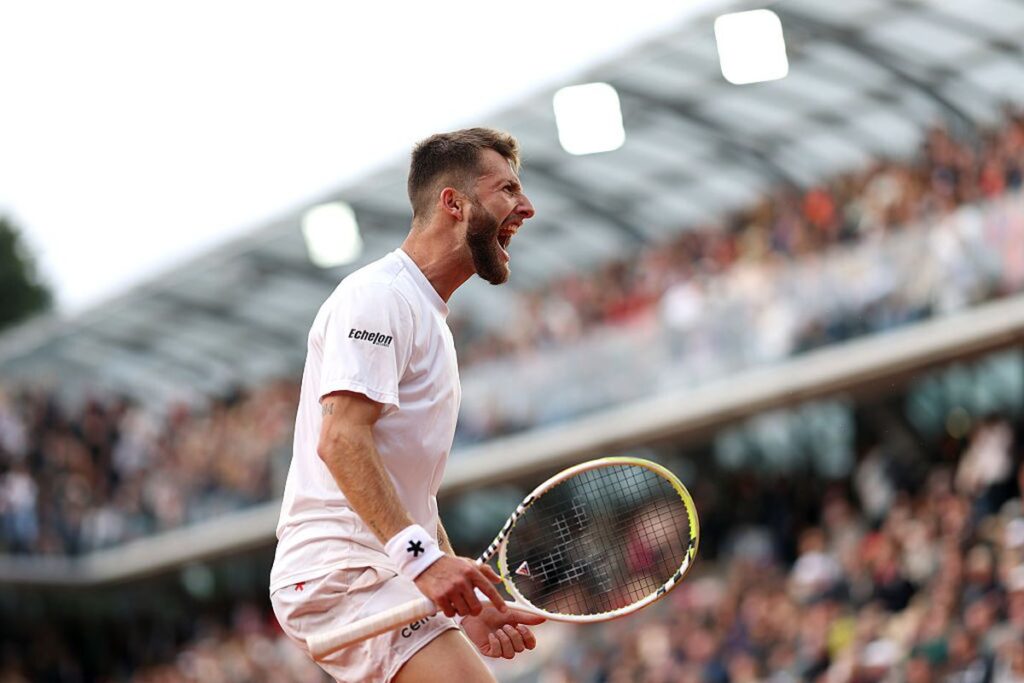 Lovitura zilei la Roland Garros! Și-a aruncat racheta pe zgură și a sărbătorit cu fanii