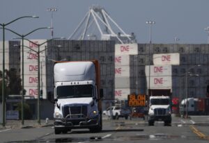 Cum ocoleau companiile americane taxele vamale impuse de Donald Trump, înainte ca justiția americană să le anuleze cu totul