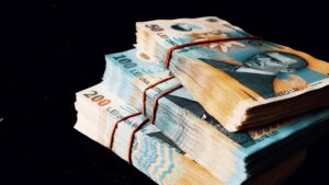 Cum plătim fiecare datoria publică a României chiar fără să știm. „Ăsta-i modul de ne a plăti datoria publică: prin inflație mare”, spune un important economist