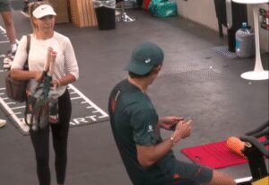 Consolat de iubita tenismenă după eșecul-surpriză de la Roland Garros » Camerele de supraveghere au surprins scena, imaginile au ajuns pe internet