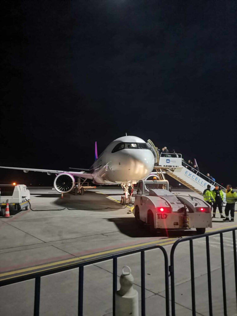 Scandal monstru la bordul unui avion Wizz Air, pe Aeroportul Otopeni. Intervenţie de urgenţă a poliţiştilor