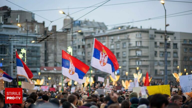 Mii de studenți și protestatari din peste 30 de orașe din Serbia cer alegeri anticipate și acțiuni anticorupție