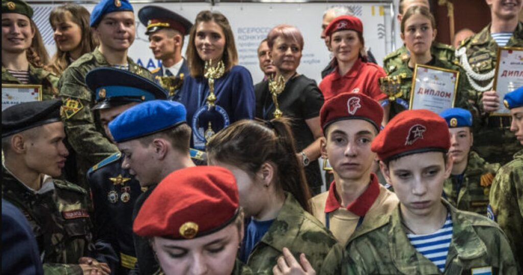 Cum sunt îndoctrinați tinerii ruși să se înroleze în armată prin literatură. „Peste cinci ani, acești cititori vor fi soldați”