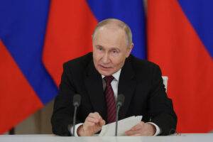 Vladimir Putin susține că Ucraina vrea o încetare a focului pentru reînarmare și mobilizare. „De ce să-i recompensăm oferindu-le o pauză?”