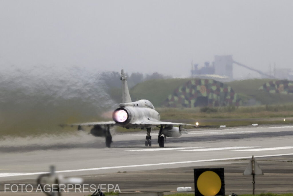 O patrulă de avioane de luptă franceze au conturat emblema Ucrainei în timpul unui zbor deasupra Mării Negre